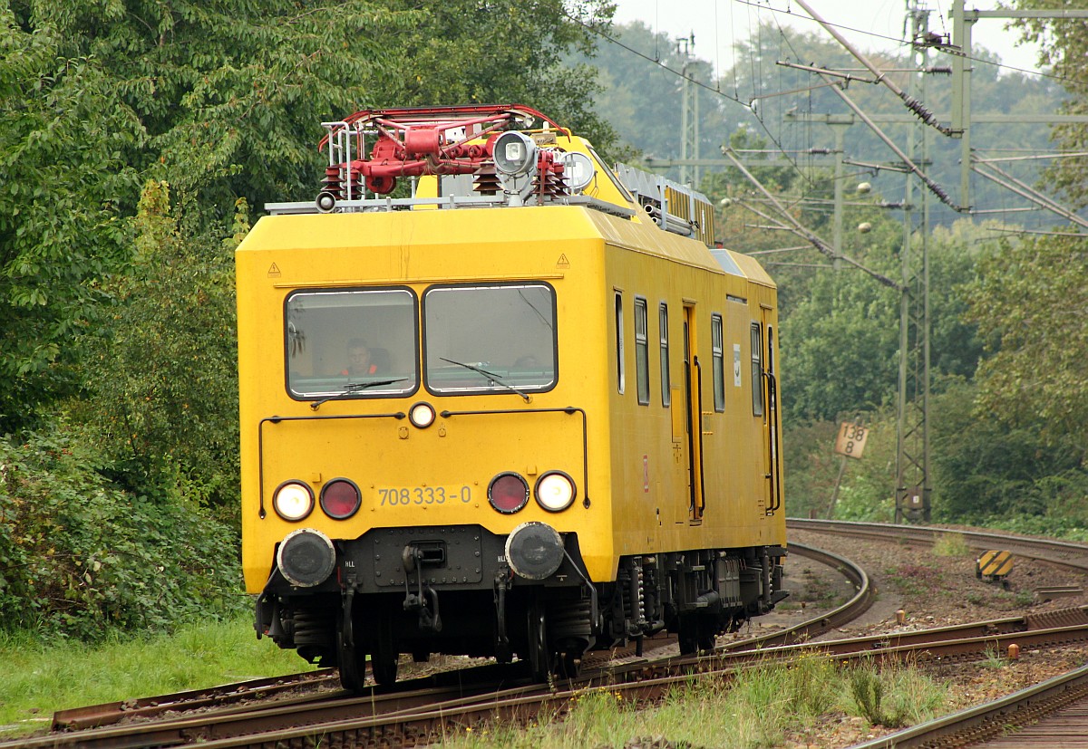 ORT 708 333-0 kam am 24.09.2015 aus Flensburg angekündigt mit freundlichem Signal durch Schleswig gedieselt.