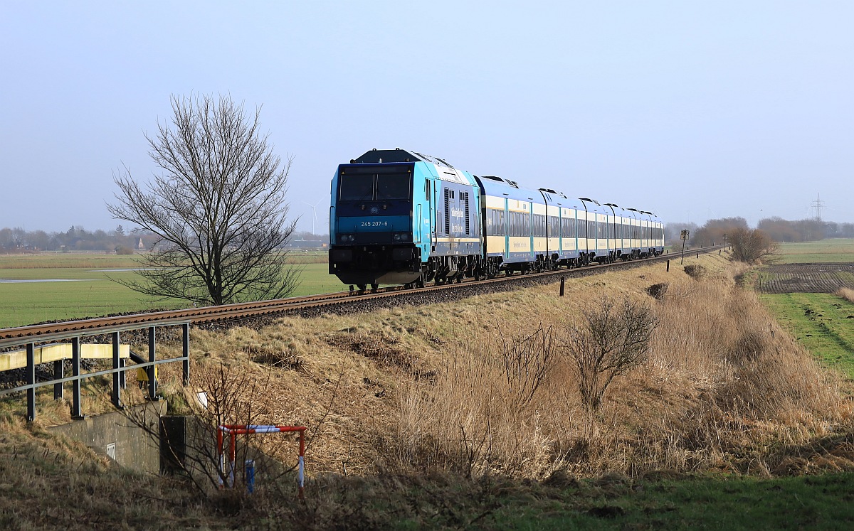Paribus/NAH.SH/DB 245 207-6 mit RE 6 nach Westerland und nem Spassvogel Tf. Bü Triangel 23.01.2024