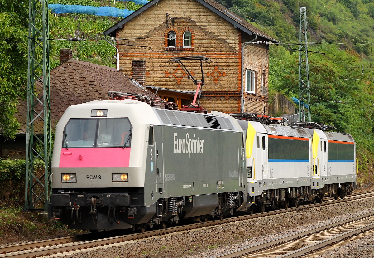 PCW 8/ES 64 P-001/127 001-6 mit einer Überführung zweier E-Loks(1815/180 150-0 und 1825/180 250-8)für die belgische Staatsbahn aufgenommen in Kaub am Rhein. 13.09.2013