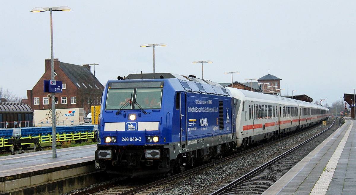 PRESS/DB 246 049-2 mit dem IC 2311 auf dem Weg Richtung Hamburg. Niebüll 27.11.2021