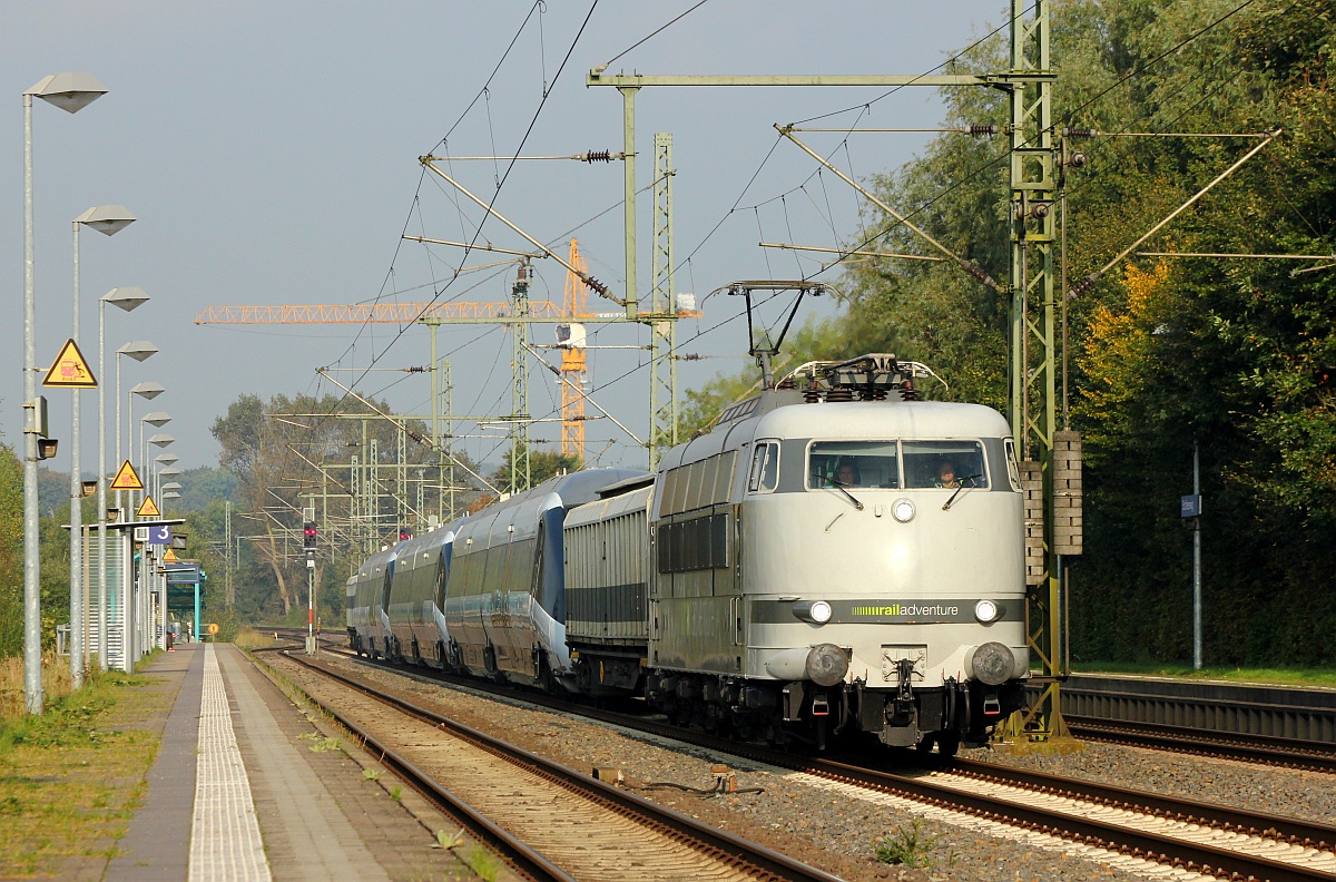 Railadventure 103 222-6 + 87 80 2797 003-6 Habfis + DSB MP 57/6714, 21 und 18 + 87 80 2797 004-4 Habfis kam heute morgen mit freundlichem Gruß durch Schleswig gefahren. 29.09.2017