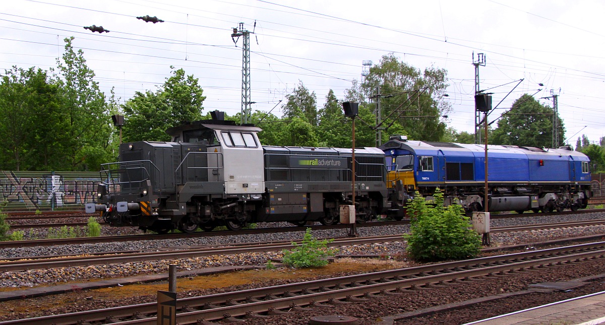 Railadventure DE 18 4185 011-1 hat die BRLL 66 714-7 oder T66 K714 im Schleppund sie sind auf dem Weg gen Norden. HH-Harburg 28.05.2022