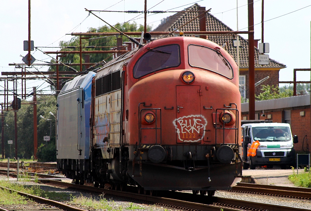 Railcare MY 1122 rangiert hier die TXL 185 513-9 in den Abstellbereich(deutsches Netz). Padborg/DK 02.07.2013