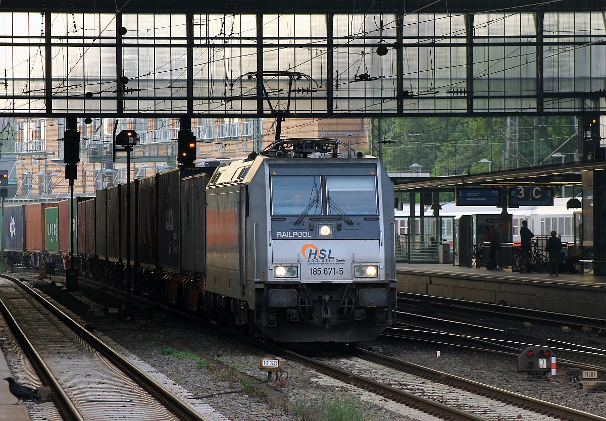 Railpool/HSL 185 671-5 mit Containerzug festgehalten bei der Durchfahrt im Bremer Hbf. 29.08.2015