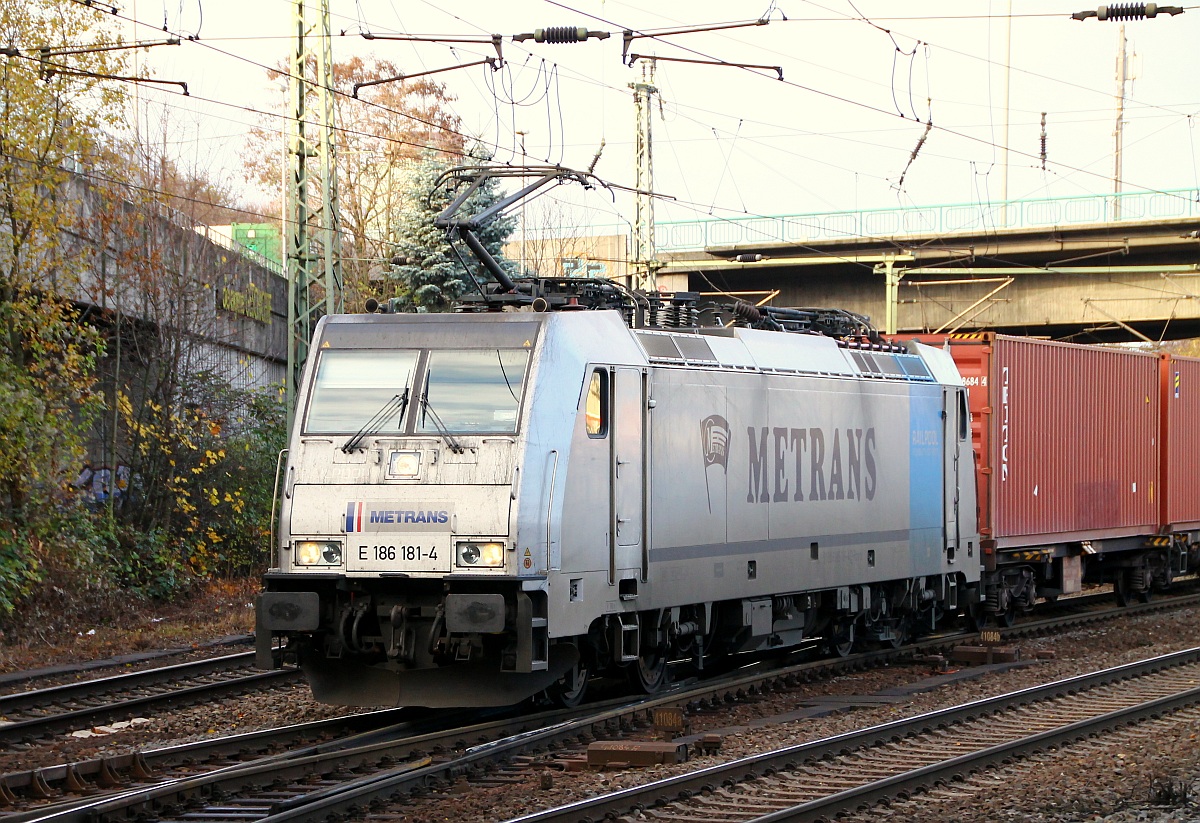 Railpool/Metrans 186 181-4 hat ein paar Container am Haken und fährt hier durch HH-Harburg. 30.11.2013