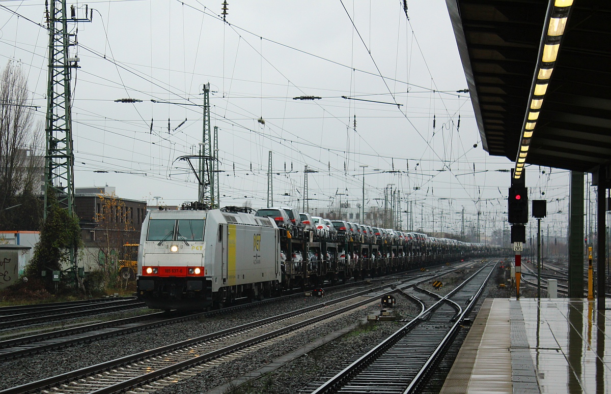 Railpool/PCT 185 637-8 fährt mit vielen Autos aus Wolfsburg am Haken durch den Bremer Hauptbahnhof. 03.12.2011(üaVinG)
