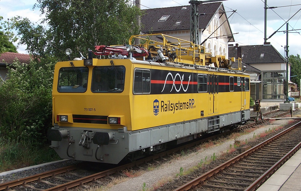 Railsystems RP 711 007-5(Windhoff 1996/2433 HIOB 338/118 kW Achsfolge BO'2')steht abgestell im Bahnhof von Itzehoe. Juli 2012 
