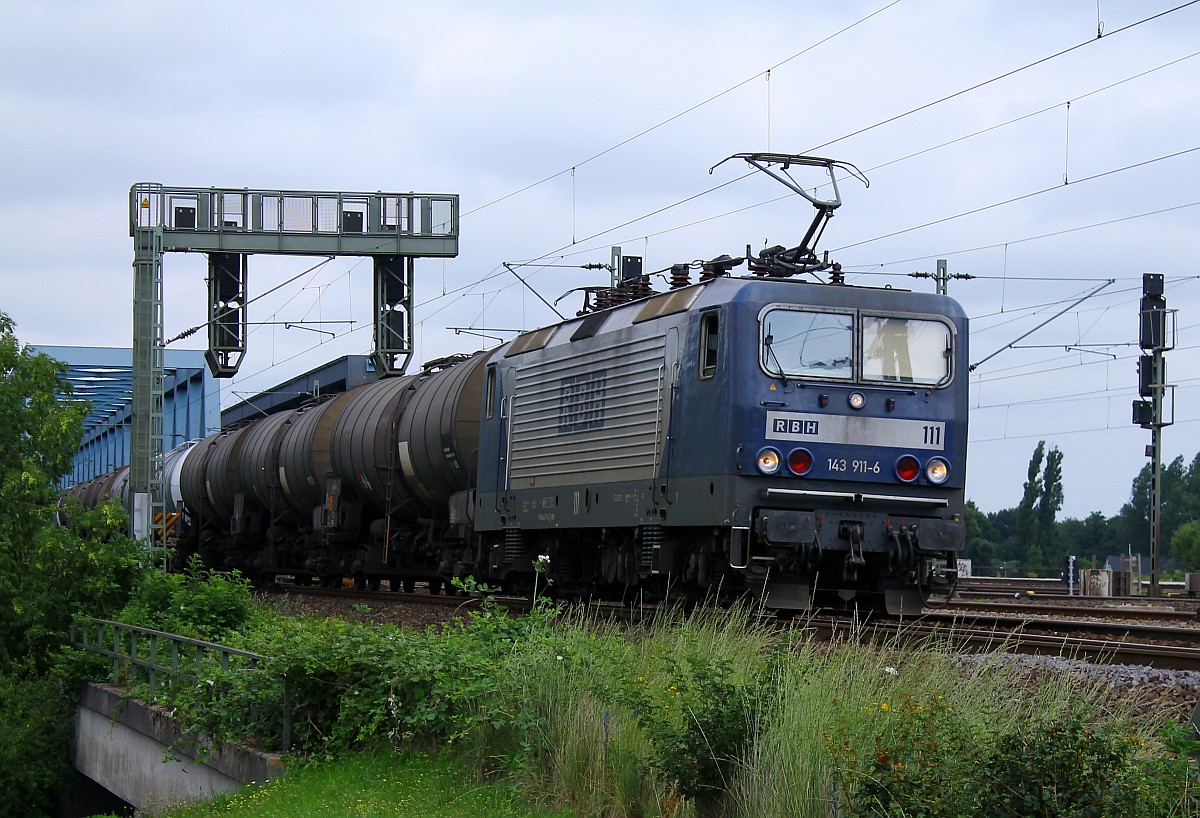 RBH 111 oder 143 911-6(REV/LD X/01.06.12) mit einem Öler aus Hamburg Hohe Schaar kommend passiert hier die Süderelbbrücken in Hamburg. 23.07.2015