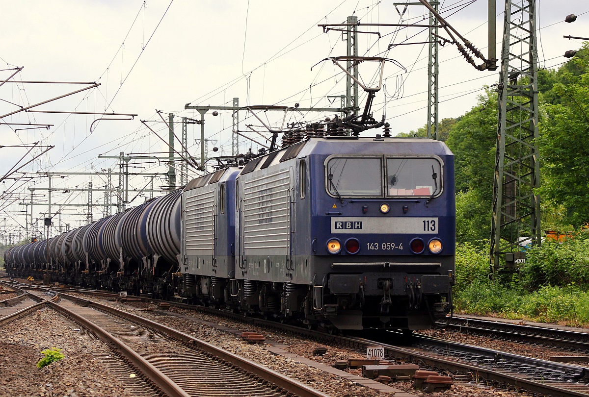 RBH 113(143 059-4) und RBH 125(143 908-2) rumpeln hier mit einem Kesselwagenzug durch Hamburg-Harburg. 30.05.2015
