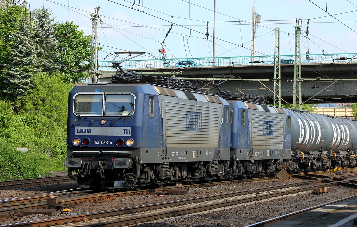 RBH 115(143 068-5, REV/LD X/05.11.10, Verl/WR/19.09.17, Verl/FF 1R/17.09.18) und RBH 110(143 084-2, REV/LD X/29.06.10, Verl/LH 2/12.06.18) mit GATX Kesselwagenzug Hamburg-Harburg. 11.05.2018