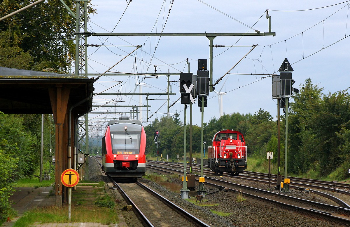 RBSH Kiel 0648 458/958 als RE74 nach Kiel und DB 261 037-6 die gerade 4 Snps Rungenwagen in Jübek abgestellt hat aufgenommen in Jübek bei Schleswig. 21.09.2015