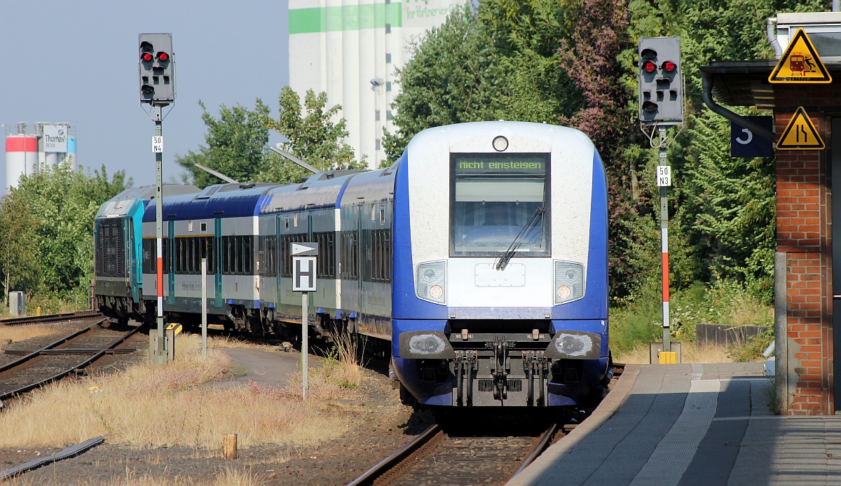 RE6 von Westerland nach Husum hat Einfahrt auf Gleis 3, Schublok ist 245 214. Husum 28.07.18 