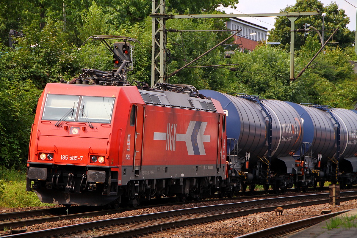 RHC/HGK 2053...185 585-7(Unt/MGW/05.12.13)mit Öler am Haken klappert hier durch HH-Harburg. 06.08.2014