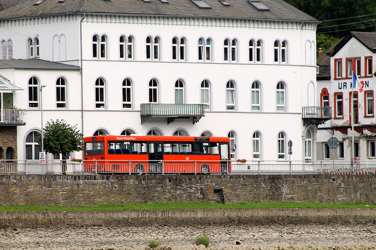 Rhein-Mosel Bus bei St.Goarshausen 09.2013