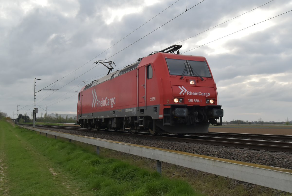 Rheincargo-Lok 185 588-1 noch im alten HGK-Farbkleid bei Gubberath gen Köln fahrend.
Fürther Hecke den 5.4.2017