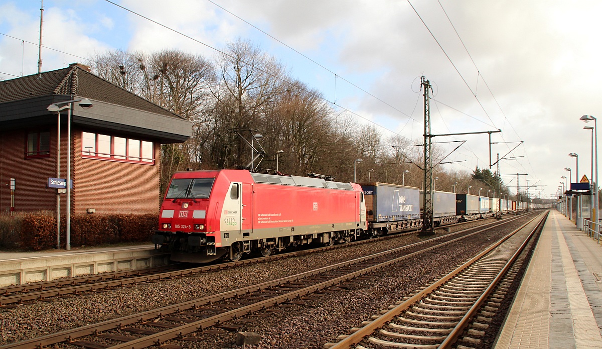 RSC 185 324-8 der RSC rollt hier am 19.2.2012 mit einem KLV durch Schleswig.