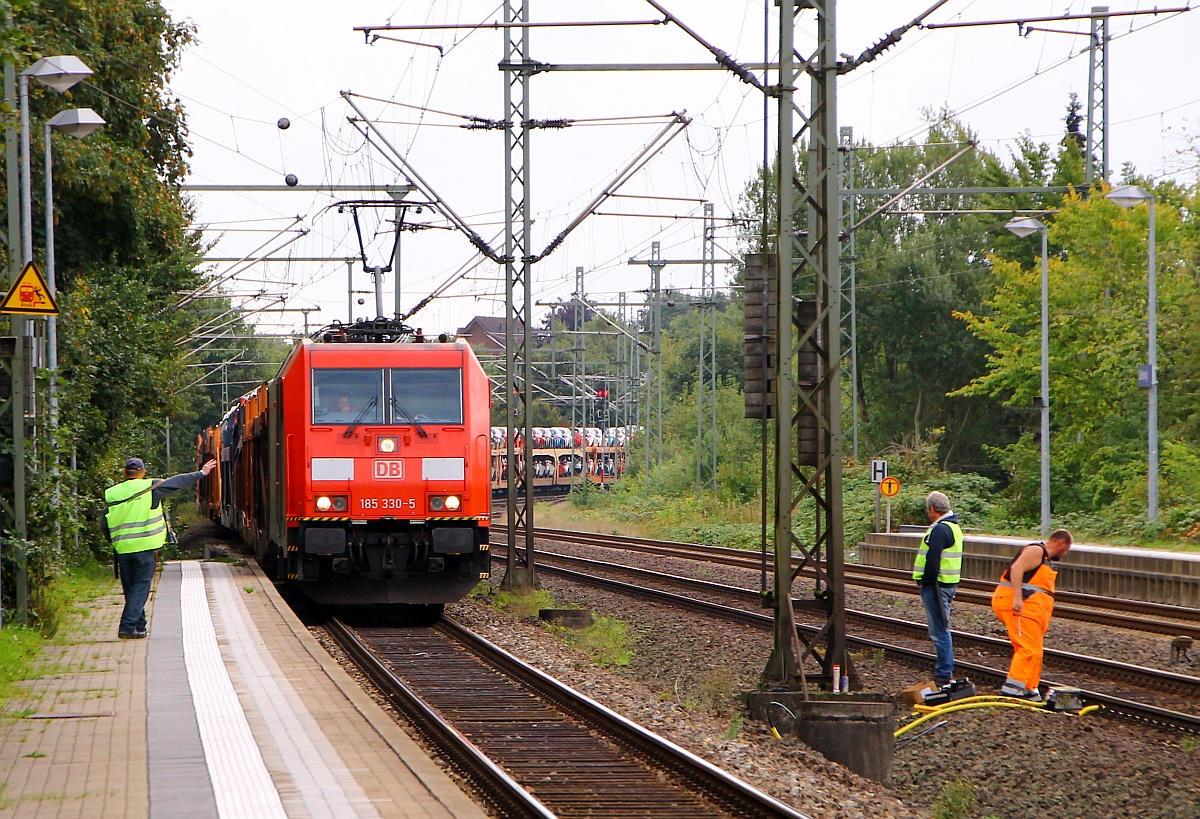 RSC/DBS 0 185 330-5 mit einem sehr langen reinen Autotransportzug festgehalten bei der Durchfahrt in Schleswig. 31.08.2014
