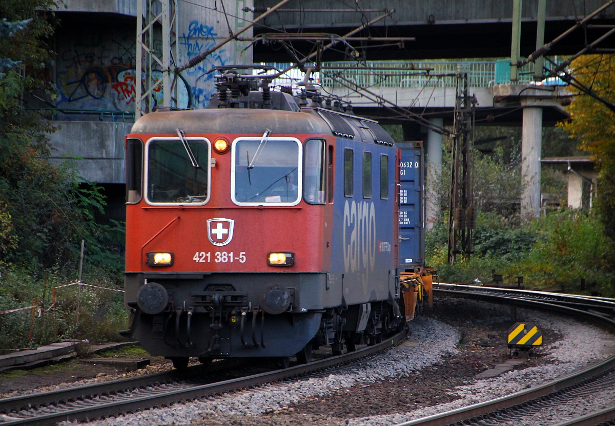 SBB 4 421 381-5 mit Kistenzug festgehaltem am 01.11.2014 in HH-Harburg.