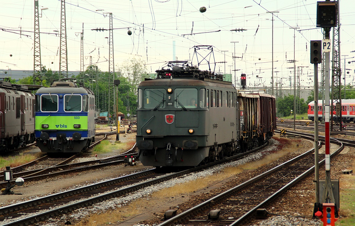 SBB Ae 6/6  Wallisellen  fährt hier mit einem kurzen Güterzug durch den Bahnhof Basel Bad. 01.06.2012(üaVinG)