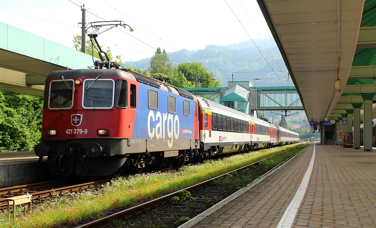SBB Cargo 4421 379-9 mit IC/EC aufgenommen im Bhf Bregenz. 02.06.2012
