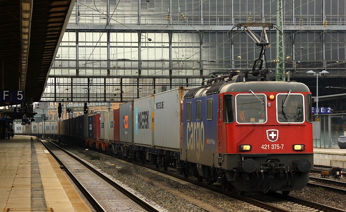 SBBC 4 421 375-7 zieht hier einen laaaangen Containerzug durch den Bremer Hauptbahnhof. 07.03.2015