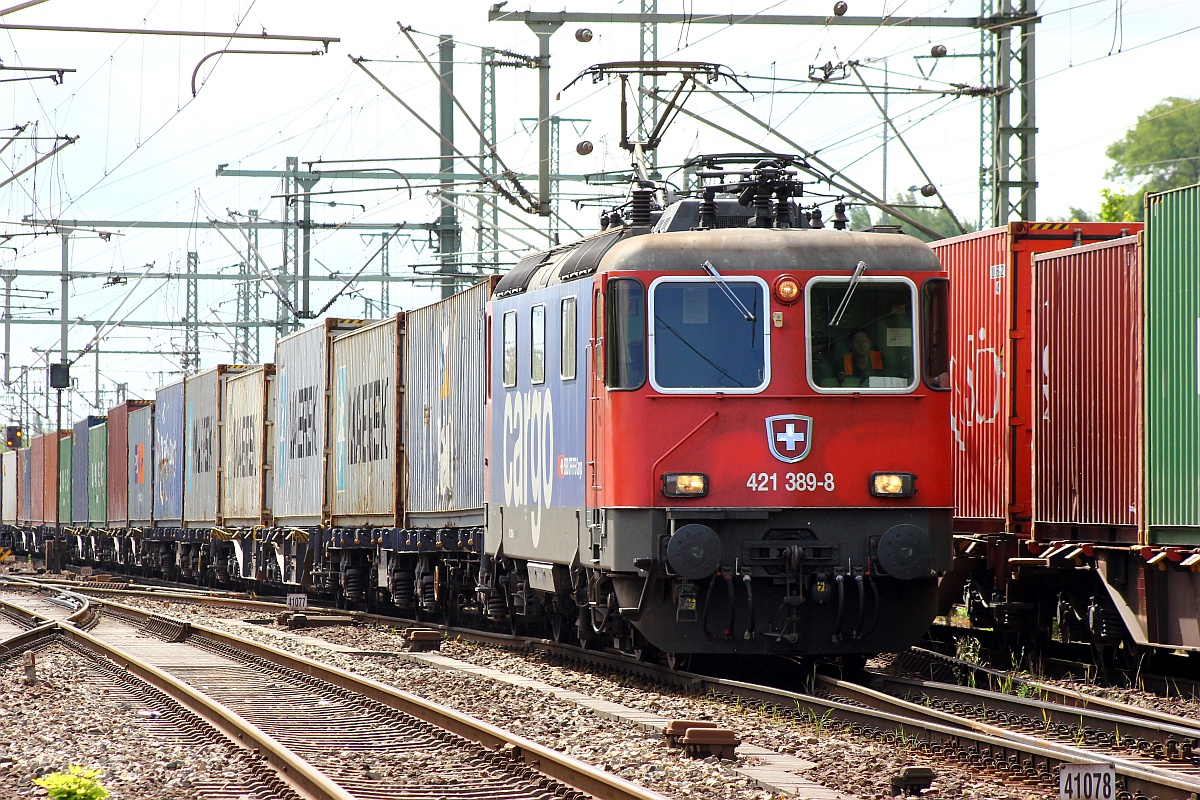 SBBC 4 421 389-8 mit Containerzug festgehalten in Hamburg-Harburg. 30.05.2015