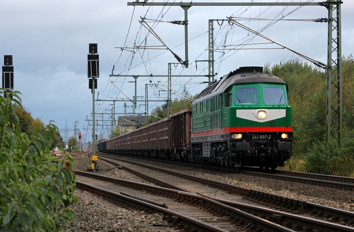 SBW/TRG 241 697-2 rangiert hier ihren Zug in Gleis 1 um diesen gleich zu umlaufen. Jübek 13.10.2016