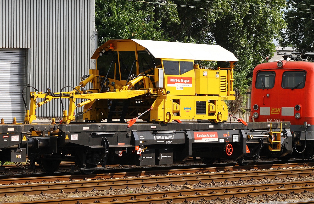 Schienenzugladeeinrichtung SILAD 40.61(9980 9351 002-7 D-DB)der DB Bahnbau Gruppe Berlin(REV/ROBEL/17.12.12)abgestellt mit der 140 003-5 der EBM im Bhf von Neuwied. 15.09.2013