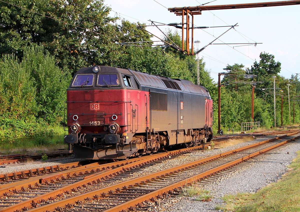Schnell den Standort gewechselt und die DB RSC MZ 1453(92 86 0101453-5 DK-RSC)auf dem Weg zum tanken festgehalten. Padborg 08.08.2014