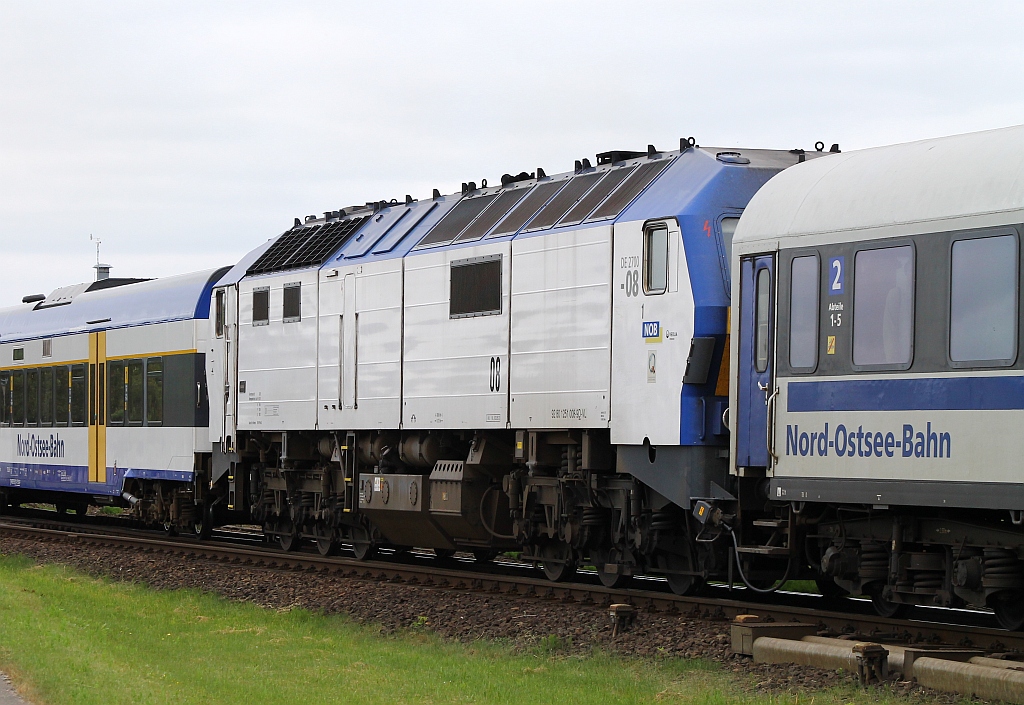 Schub und gleichzeitig Zuglok war die 251 008-9 in Mitten einer NOB auf dem Weg nach Westerland. Niebüll 08.06.2013