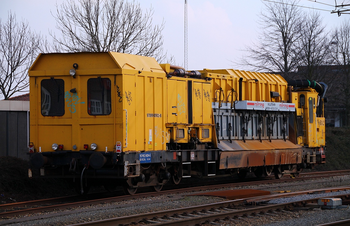 Schwedischer Gleisstaubsauger Typ RA 2 der Firma RailCare(9974 9214 004-8) abgestellt im Pbf Padborg. 27.02.2014