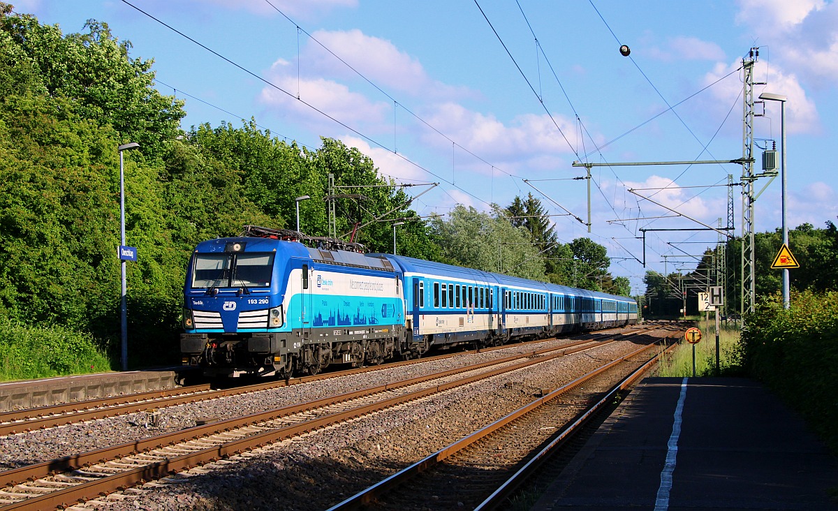 Seit heute fährt er bis Flensburg, der EC 174/175 hier mit Zuglok ELOC/CD 193 290-4 (REV/MMAL/20.07.17) sowie 7 Wagen (Bhmpz228, Bdmpz227, 4 Bmz245 und einem Apmz143) Owschlag 12.06.2022