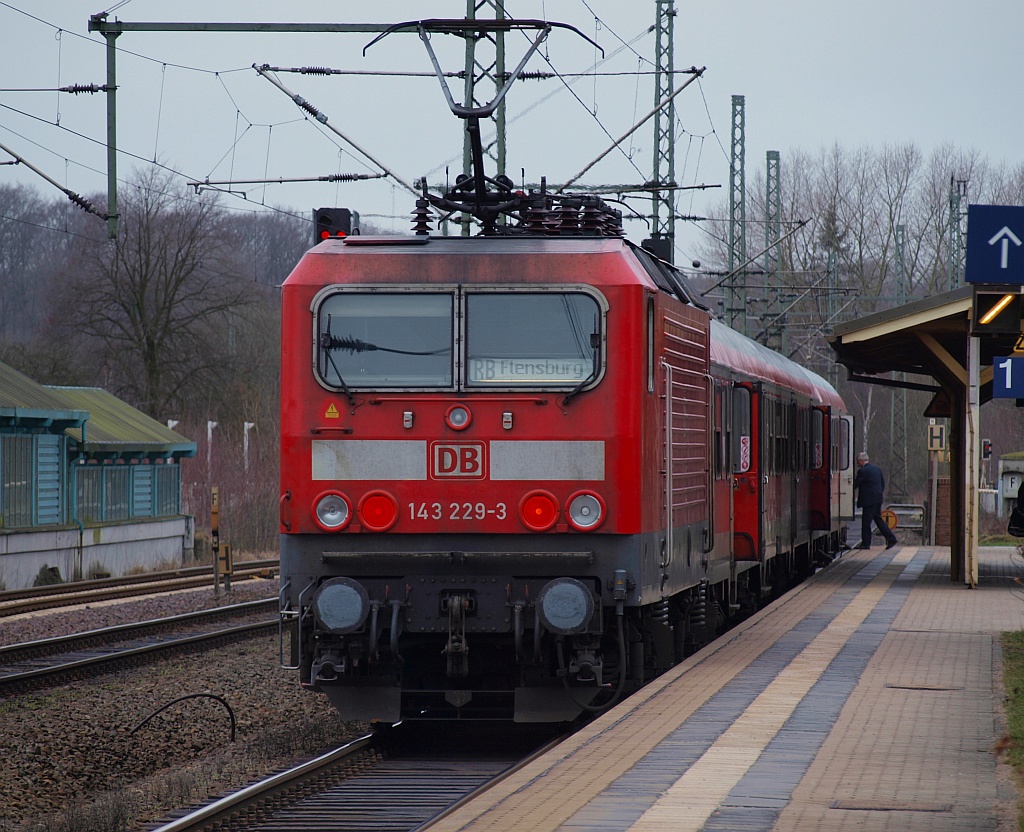 Seit kurzem z-gestellt und wohl auch ausgemustert da schon abtrnasportiert aus Kiel steht hier die 143 229-3 mit der RB nach Flensburg im Bhf Schleswig. 11.02.2011