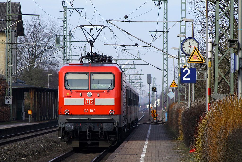 Seit der z Stellung von 4 143zigern und der Nutzung einer weiteren als Ersatzteilspender werden vermehrt Loks der BR 112 für die Regionalbahn eingestetz. Hier darf 112 180-5(Unt/LDX/19.11.12)die RB nach Flensburg schieben. Jübek 06.03.2013