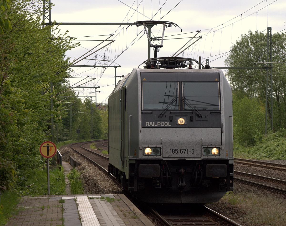 Seltener im Norden zu sehen die Loks des EVU Railpool...hier die 185 671-5 solo auf dem Weg nach Padborg/DK. Schleswig 24.05.2015