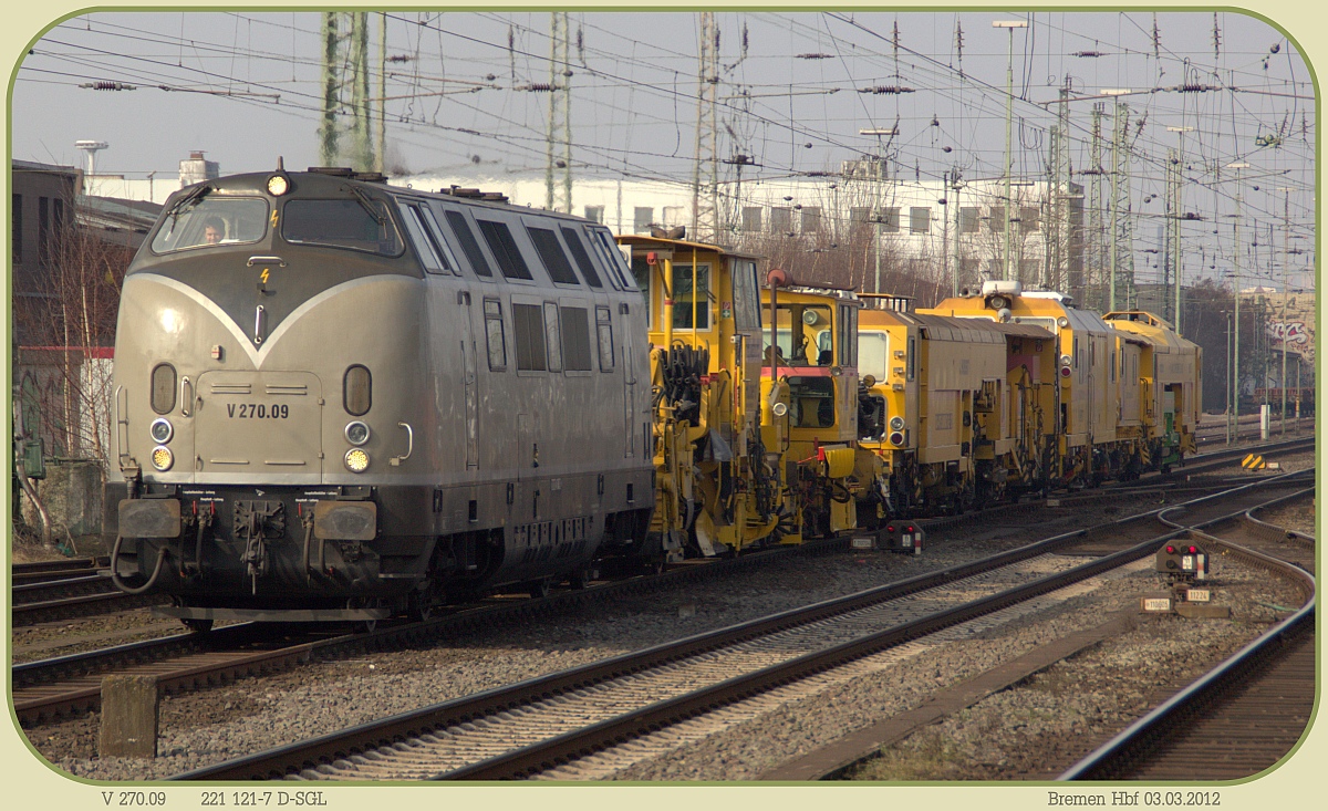 SGL V270.09/ 221 121-7 kam am 03.03.2012 mit einigen Baufahrzeugen nach Bremen gefahren, hier festgehalten kurz vor der Einfahrt in den Bremer Hauptbahnhof. (üaVinG)