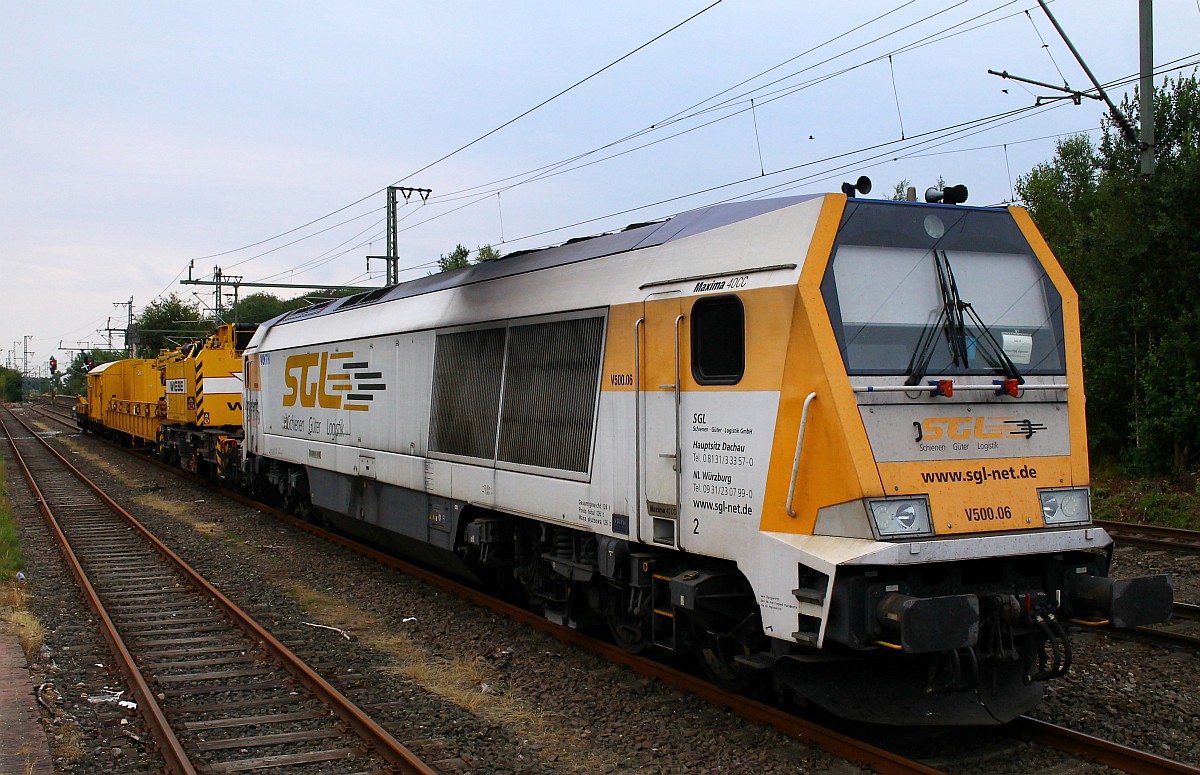 SGL V500.06 oder 264 006-8(REV/VTLT/07.05.2009, Verl./15.04.2016, EBA Nr.08L08K_005, PZB 586.406) mit dem Schienenkran KRC 810T 9419 013-4, dem Schutzwagen 9320 012-4, dem Privatbauwagen 1501 001-5 und dem Begleitwagen 3959 001-2 abgestellt in Jübek bei Schleswig. 24.07.2015