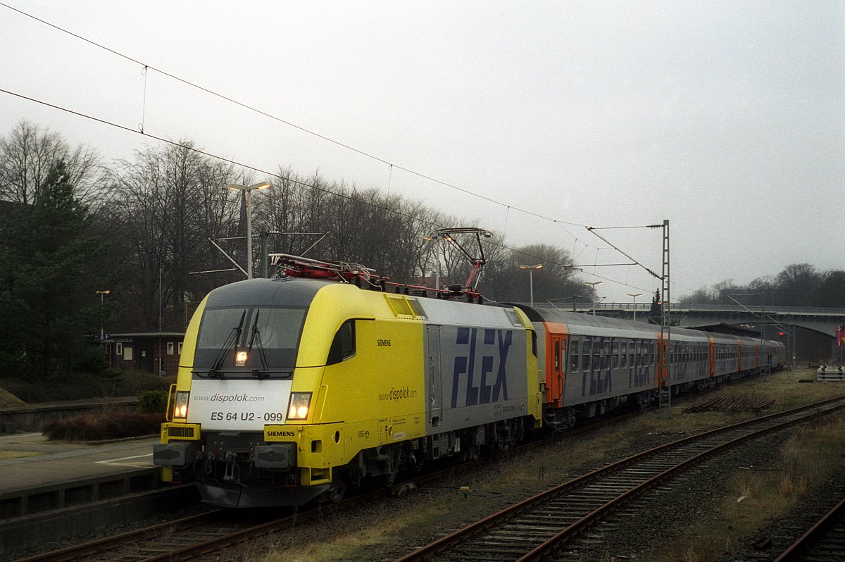 Siemens/FLEX ES 64 U2-099/ 182 599 mit FLEX Zug im Bhf Flensburg 15.12.2002
