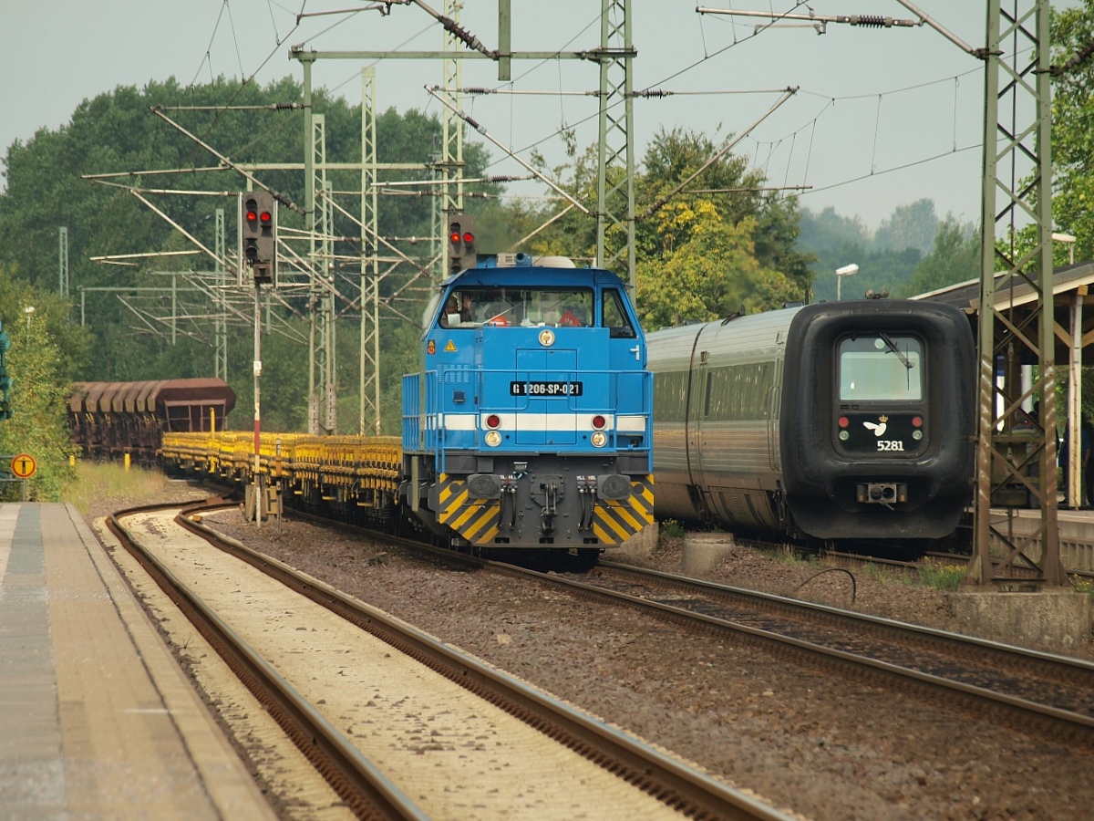 Spitzke G 1206-SP-021/ 275 850-6(VSFT 2003/1001383, 1500 kW) dieselt mit langem Bauzug durch Schleswig. 17.08.2011