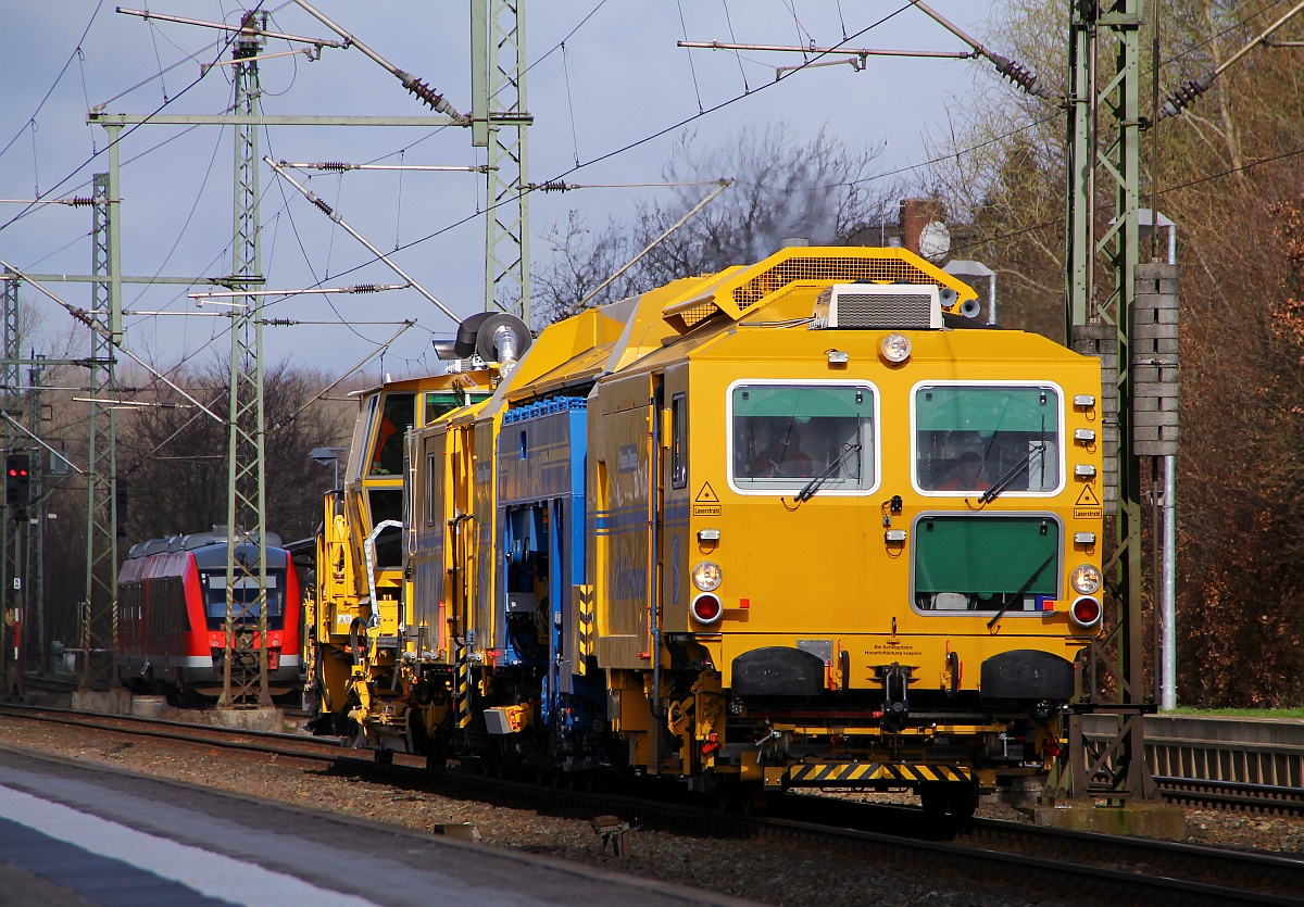 Spitzke Universal-Gleisstopfer mit SSP 110 als DGV 92933 bei der Durchfahrt in Schleswig. 24.03.2014
