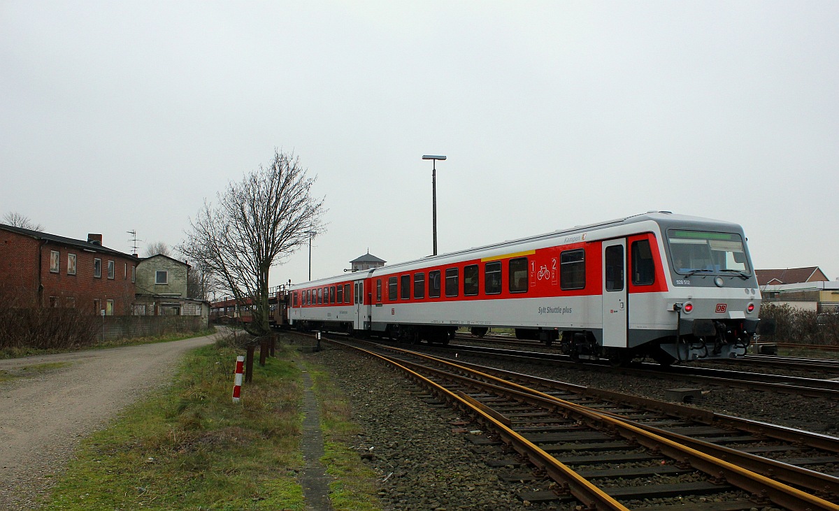 SSP 0628 512-5/0928 512-2  Kampen  (REV/FK X/15.10.15) um Zugende eines SyltShuttles festgehalten bei der Einfahrt in Niebüll. 19.12.2015
