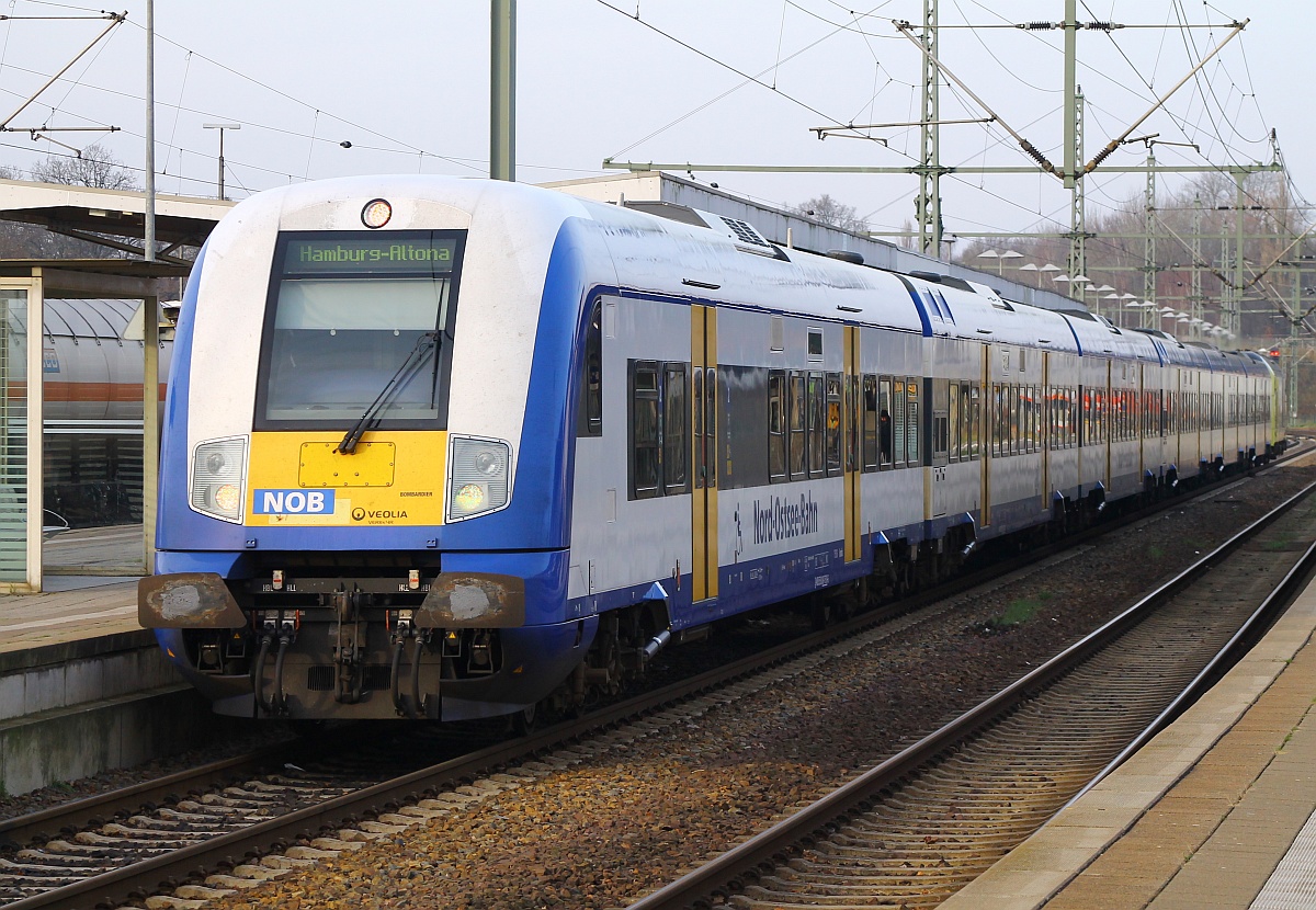 Steuerwagen voraus steht der RE6(NOB 81717)mit Schublok 223 011-8 im Bhf von Itzehoe abfahrbereit Richtung Hamburg. 27.12.2014