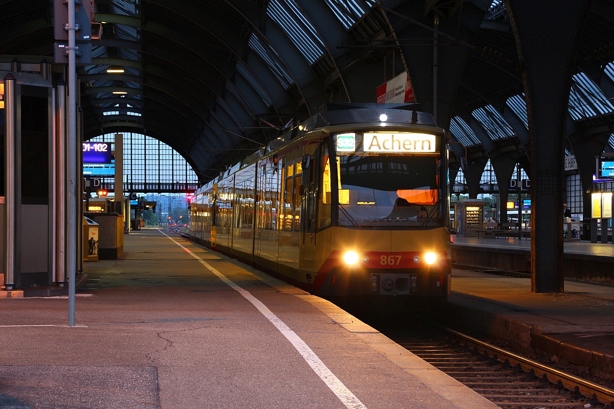 Strassenbahn der AVG mitten im Hbf Karlsruhe 01.06.2012