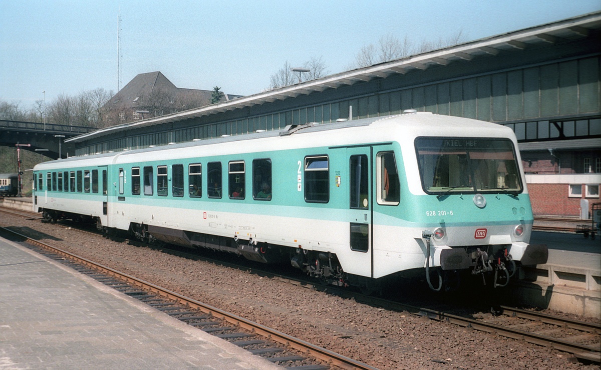 Tag 1 nach der Feier in Süderbrarup...der erste Dienst Tag des neuen VT 628 201 auf der Strecke Flensburg - Kiel. Flensburg 27.04.1987