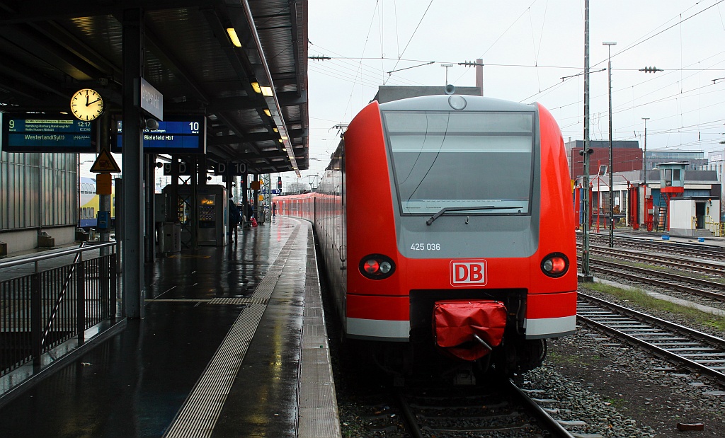 Teil 2: 425 036 ebenfalls als RE 11252 aus Bielefeld unterwegs brachte Fussballfans nach Bremen. 03.12.2011