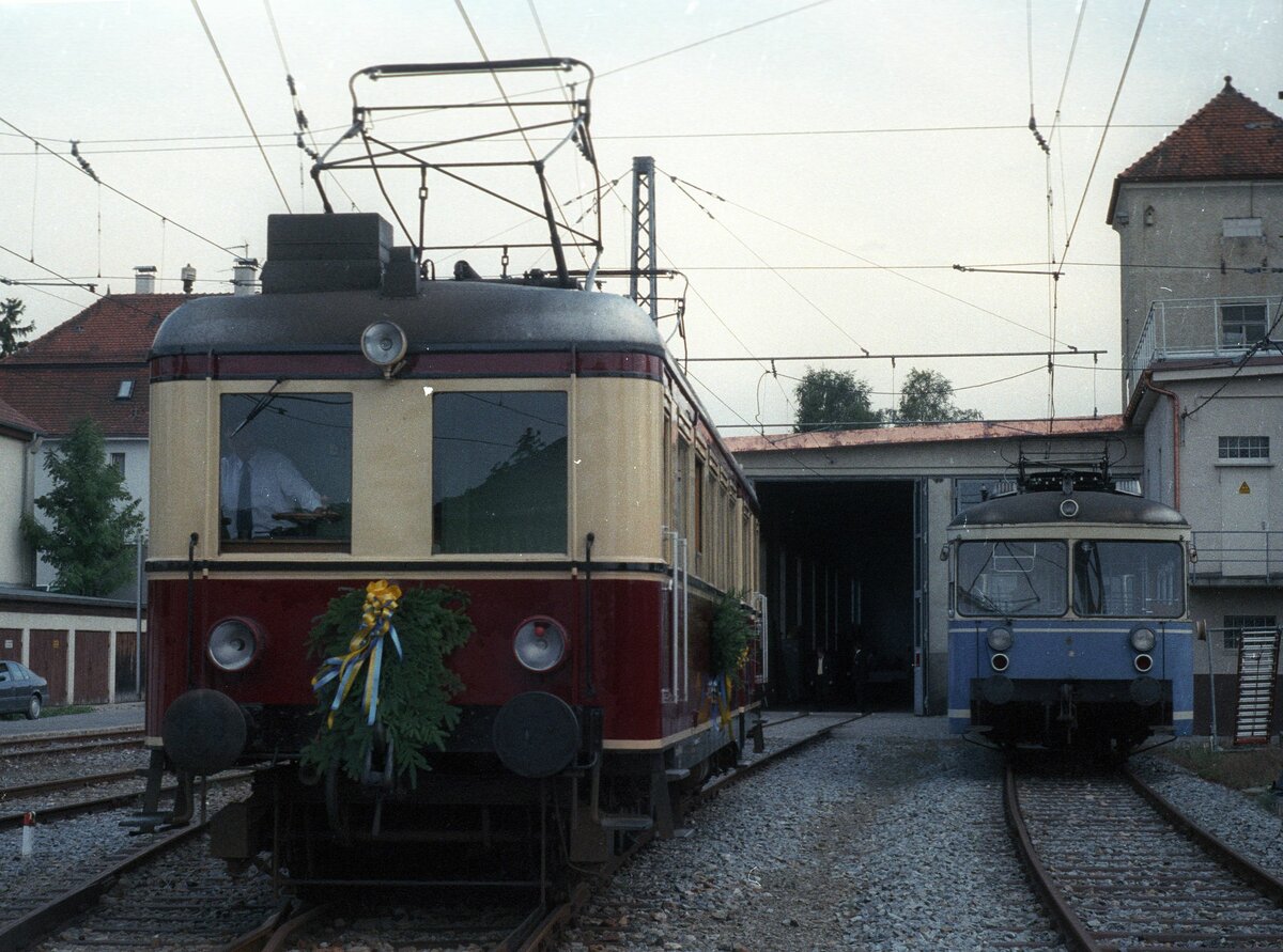 Trossinger Eisenbahn el T3 (MF Esslingen 1938) ; el T6 (Waggonfabrik Rastatt 1968) vor der Wagenhalle in Trossingen Stadt, 17.07.1997 