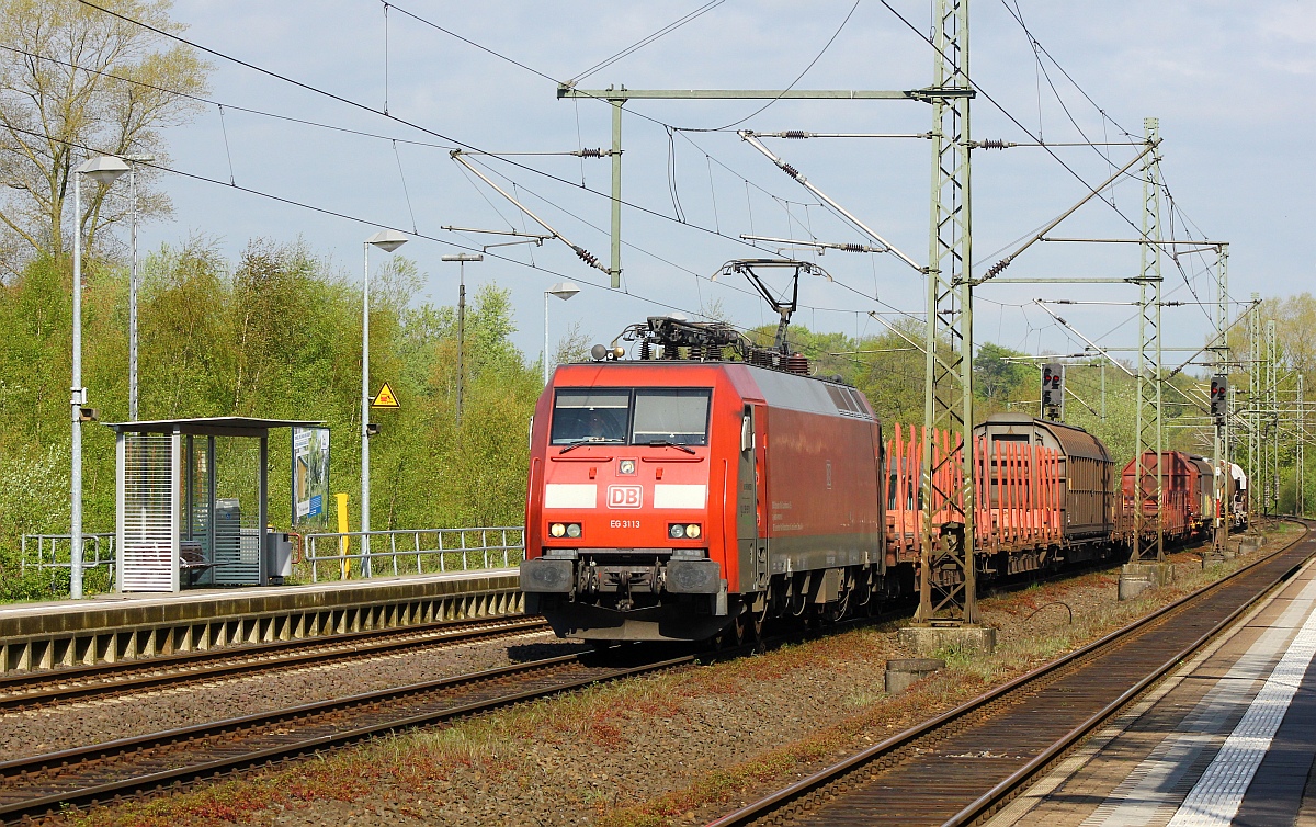 Trotz des Streikes, die Dänen fahren fleissig weiter ihre Güterzüge Richtung Maschen...hier rauscht die DBS/RSC EG 3113 mit einem dieser Züge durch Schleswig. 05.05.2015