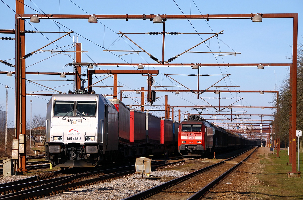 TXL 0185 418-3 hat mit ihrem Lauritzen-KLV(40577)Ausfahrt Richtung Deutschland während die RSC EG 3106 gerade angkommen ist. Padborg 08.03.2014