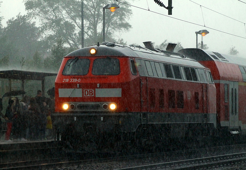 Typisch! Zur Kieler Woche darf der Regen ja nicht fehlen....kurzer aber heftiger Schauer über Schleswig als die 218 339-0 mit der RB nach Kiel keine 30 min nach den Lints in Schleswig eintraf. 22.06.2013