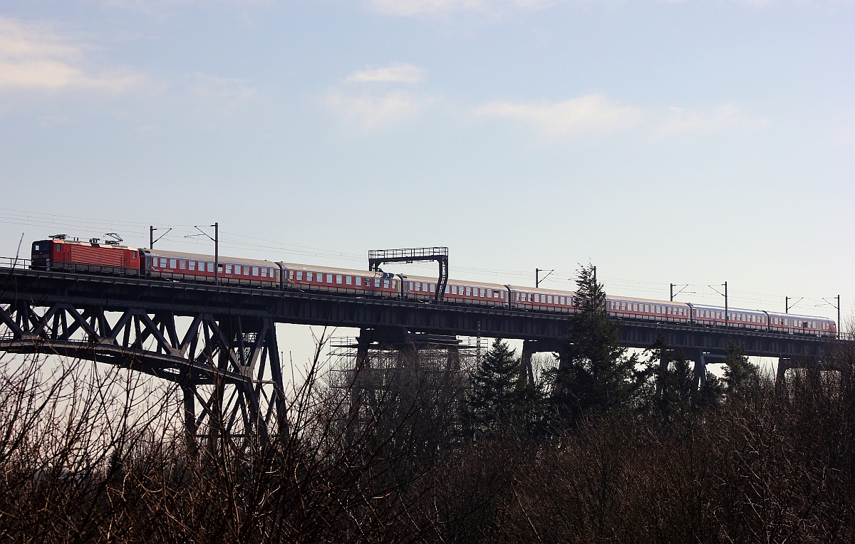 Unbekannte 112 mit dem RE7/SH-Express auf der Rendsburger Hochbrücke. 08.03.2015